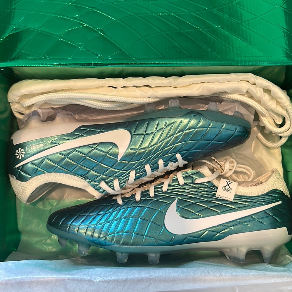 Brand New! In the box, never worn. 2024 Nike Tiempo Legend 10 Elite FG Soccer